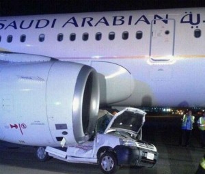 Carro se choca com avião na Arábia Saldita